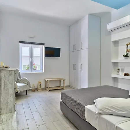 Colors In - House For 6 People In The Of Paros 纳乌萨